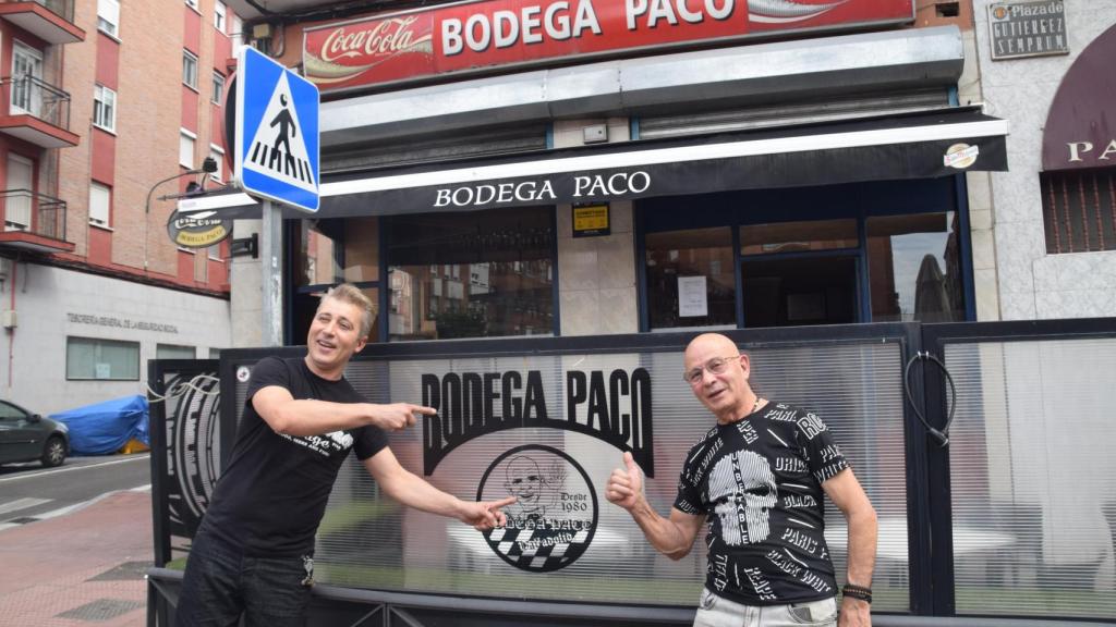 Miguel Trejo y Francisco Trejo en la entrada de la Bodega Paco