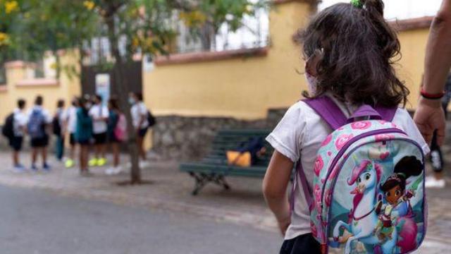 Imagen de archivo de una niña entrando en un colegio de Tenerife.