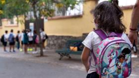 Imagen de archivo de una niña entrando en un colegio de Tenerife.