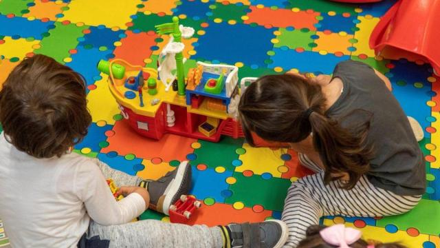 Imagen de archivo de un grupo de niños jugando.