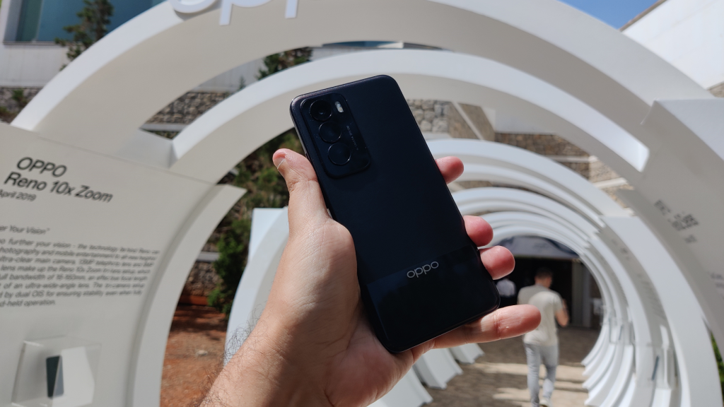 Oppo Reno 12 Pro con el acabado Brown Black