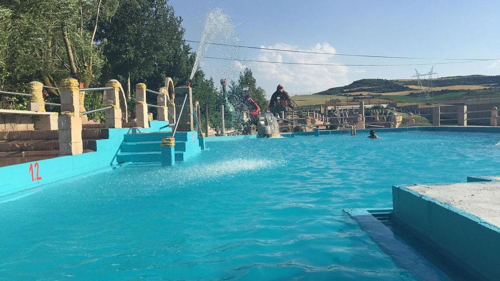 Piscinas del camping Picón del Conde, en Monasterio de Rodilla (Burgos)