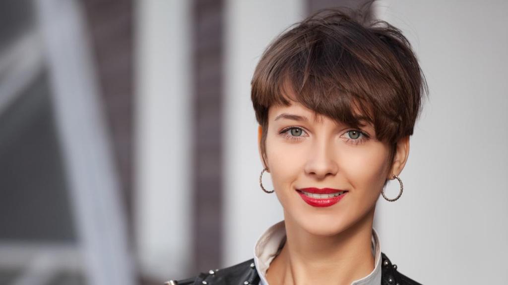 Mujer con el pelo corto y desfilado.