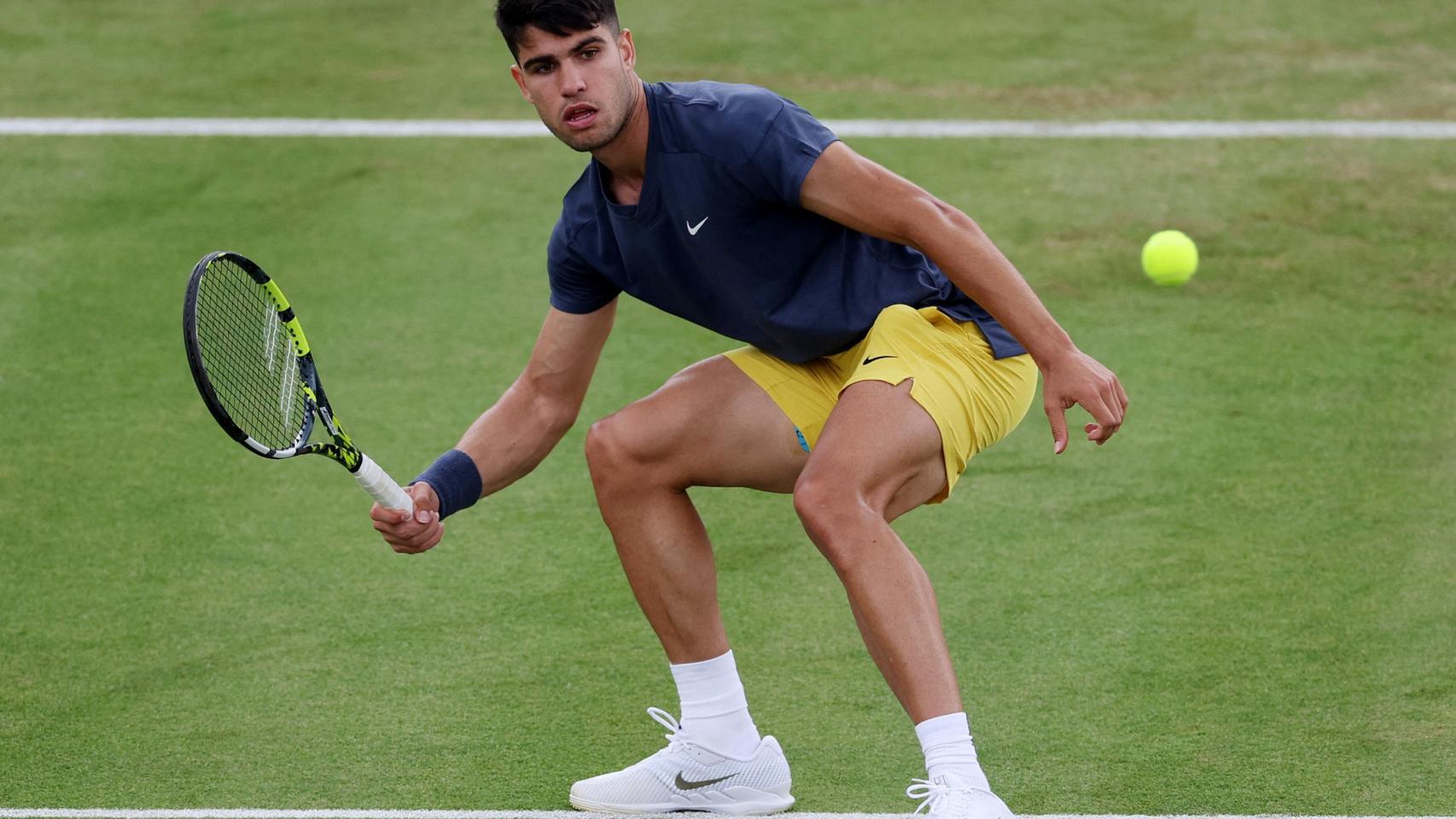 Carlos Alcaraz golpea a la pelota en el torneo de Queens.