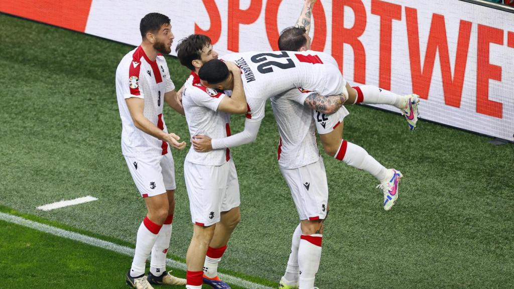 Los jugadores de Georgia celebran el gol ante Turquía.
