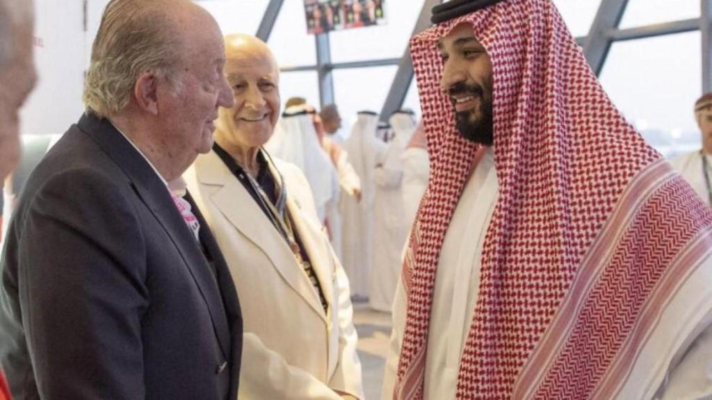 El Rey Juan Carlos junto al príncipe heredero de Arabia Saudí, Mohamed bin Salman.