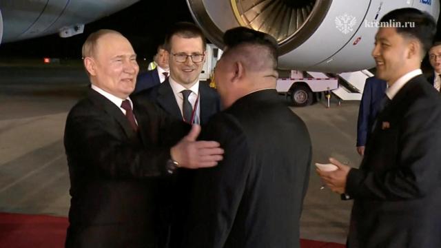 Kim Jong-un recibe a Vladímir Putin en el aeropuerto de Pionyang.