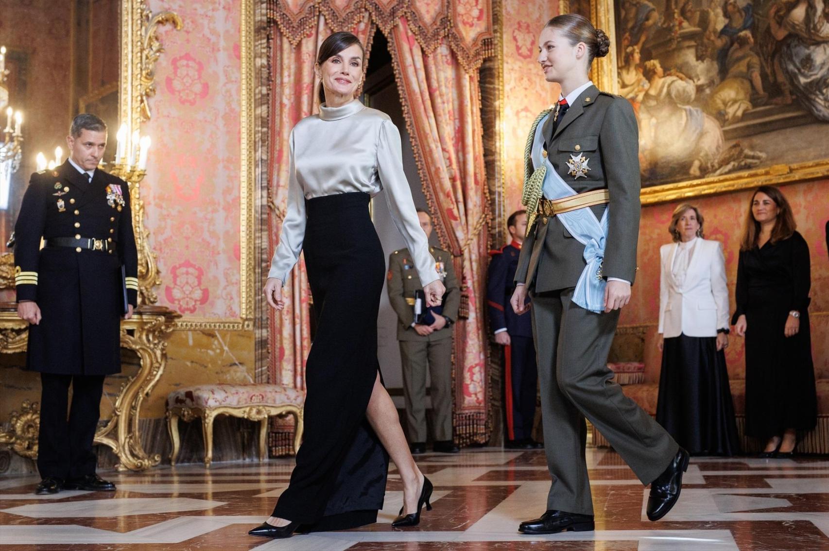 La reina Letizia (i) y la princesa Leonor (d) durante la recepción en la Pascua Militar, en el Palacio Real, a 6 de enero de 2024, en Madrid (España).