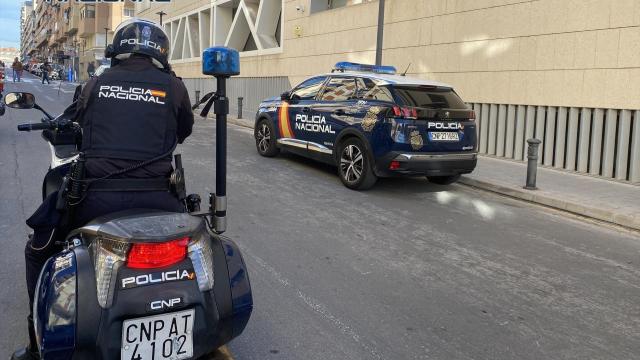Vehículos de la Policía Nacional frente a la Comisaría Provincial de Alicante.