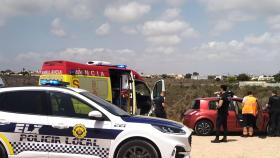 La atención esta mañana al vehículo donde ha aparecido el fallecido.