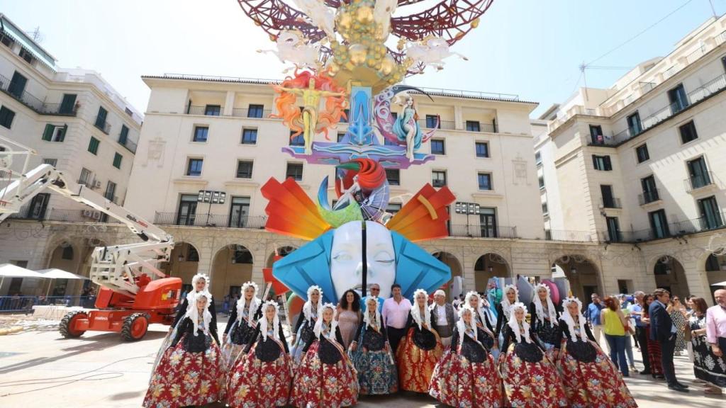 La hoguera oficial de la plaza del Ayuntamiento.