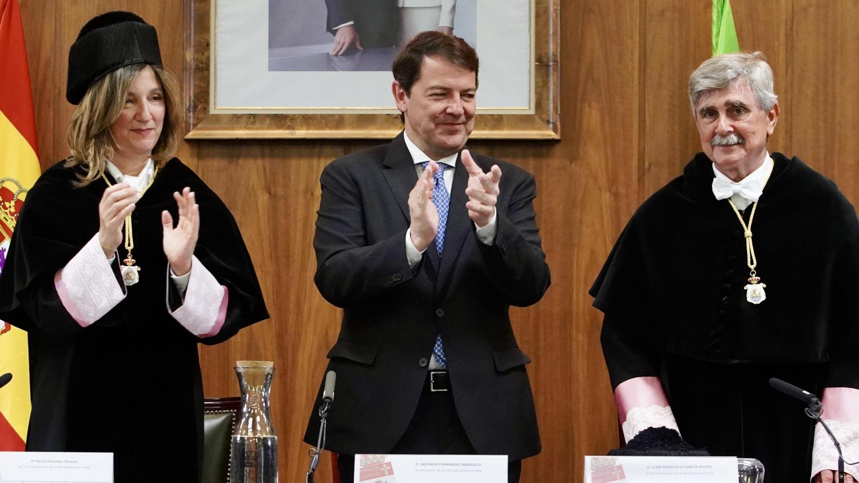 La nueva rectora de la Universidad de León, Nuria González Álvarez, y el presidente de la Junta de Castilla y León, Alfonso Fernández Mañueco, durante el acto de investidura de la nueva rectora, este martes