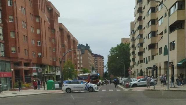 Efectivos de emergencia trabajan en la intervención en la calle Amadeo Arias de Parquesol.