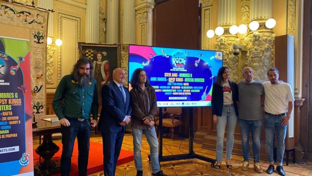 El alcalde de Valladolid, Jesús Julio Carnero, el cantante de Arde Bogotá, Antonio García, y la concejala de Turismo, Blanca Jiménez, presentan el cartel de Cosquín Rock