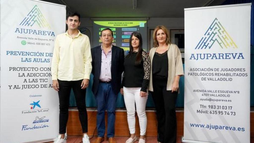 La Asociación de Jugadores Patológicos Rehabilitados de Valladolid, Ajupareva, presenta las conclusiones del proyecto contra la adicción a las TICs y al juego de azar ‘Prevención en las aulas’, que cuenta con la colaboración de la Fundación Michelin, Fundación Caixabank y Laboral Kutxa. Intervienen el presidente de Ajupareva, Ángel Aranzana, los psicólogos de la asociación, Sandra Cuevas y Cristóbal Rodríguez, y Virginia Soria, joven rehabilitada