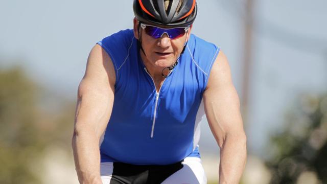 Gordon Ramsay conduciendo una bicicleta en Malibú en marzo de 2015.