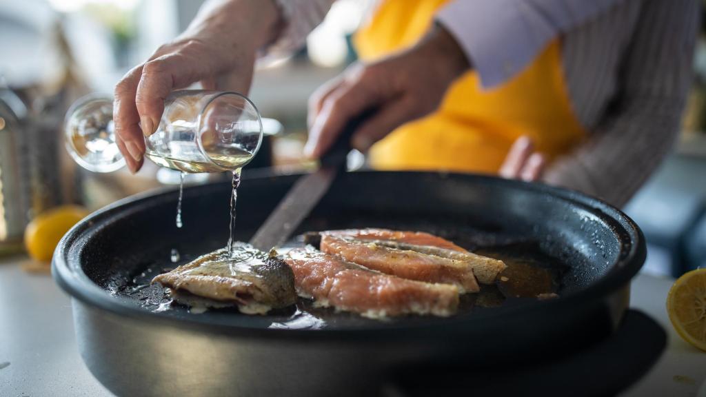 El sencillo truco para que el pescado no huela al cocinarlo dentro de casa