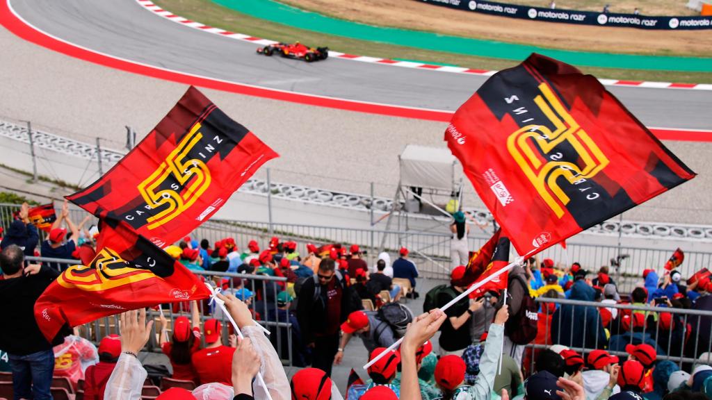 El público apoyando al español Carlos Sainz en el Gran Premio de Fórmula 1 2023