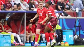 Kwadwo Duah de Suiza celebra su gol con Michel Aebischer durante la UEFA Euro 2024