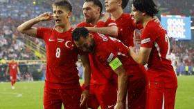 Arda Güler celebra el gol con sus compañeros de Turquía.