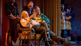 El actor Ian McKellen (sentado), durante una representación de 'Player Kings', en el teatro Noël Coward de Londres. Foto: Manuel Harlan