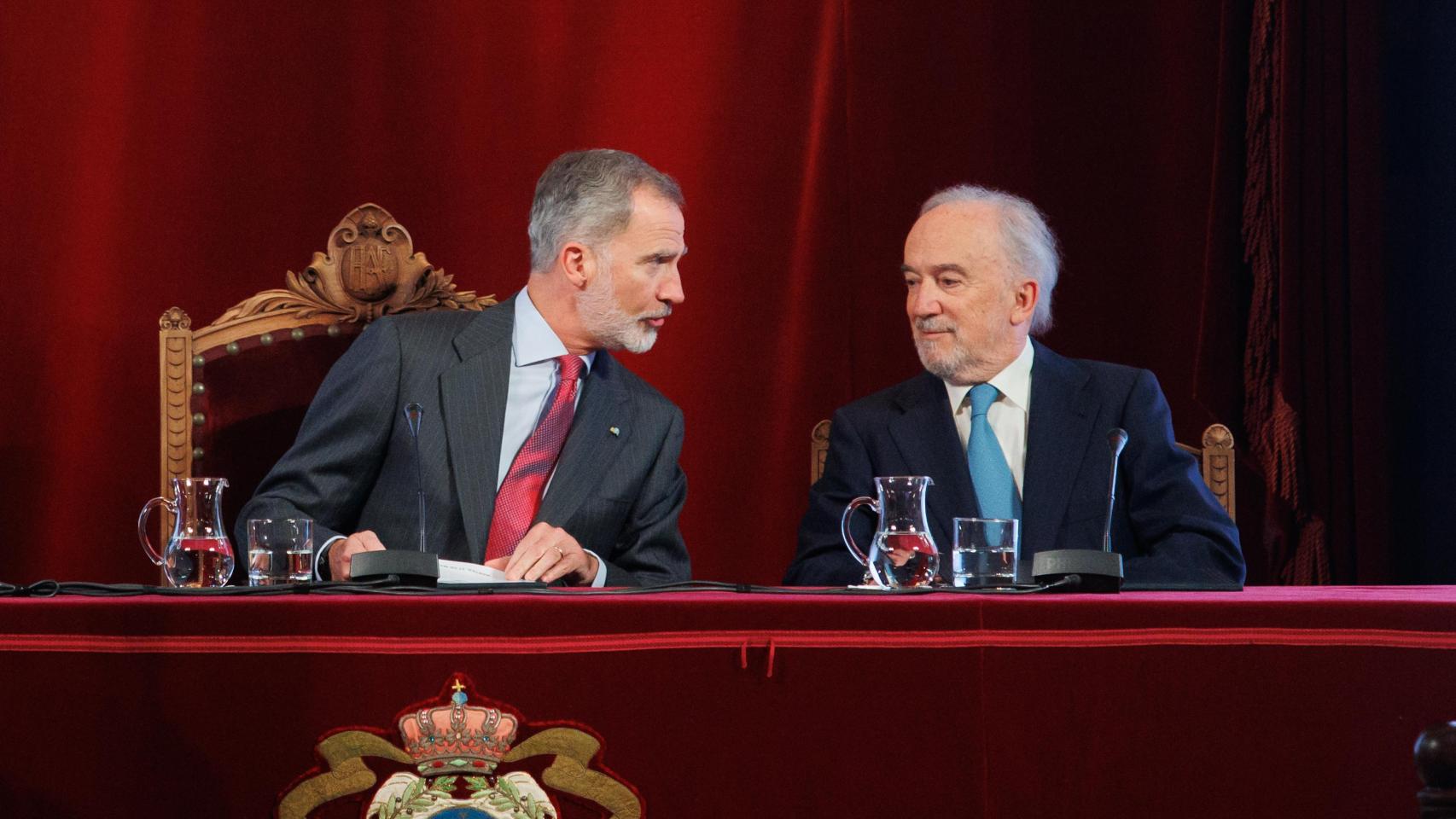 El Rey Felipe VI y el director de la RAE, Santiago Muñoz Machado, durante la presentación de la ‘Red Panhispánica de Lenguaje Claro’, en la Real Academia Española, el pasado 21 de mayo. Foto: Alejandro Martínez Vélez / Europa Press