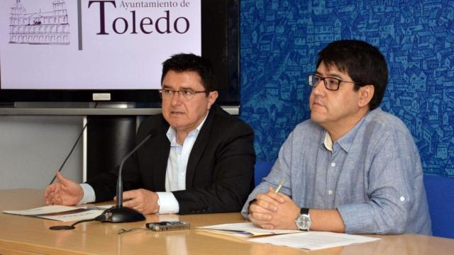 Luis Enrique Espinoza (d) junto al exconcejal de Urbanismo de Toledo, Teo García (i), en 2017.