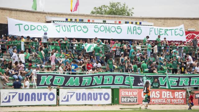 La afición del Club Deportivo Toledo en el estadio Salto del Caballo.