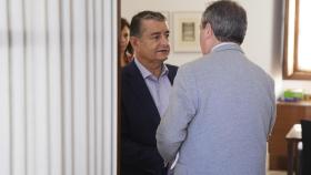 El consejero de la Presidencia, Antonio Sanz, junto al secretario general del PSOE, Juan Espadas.