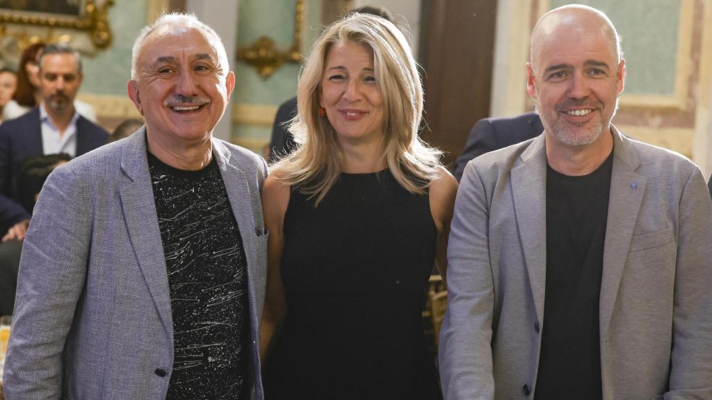 El secretario general de UGT, Pepe Álvarez posa junto al secretario general de CCOO, Unai Sordo y la ministra de Trabajo, Yolanda Díaz.