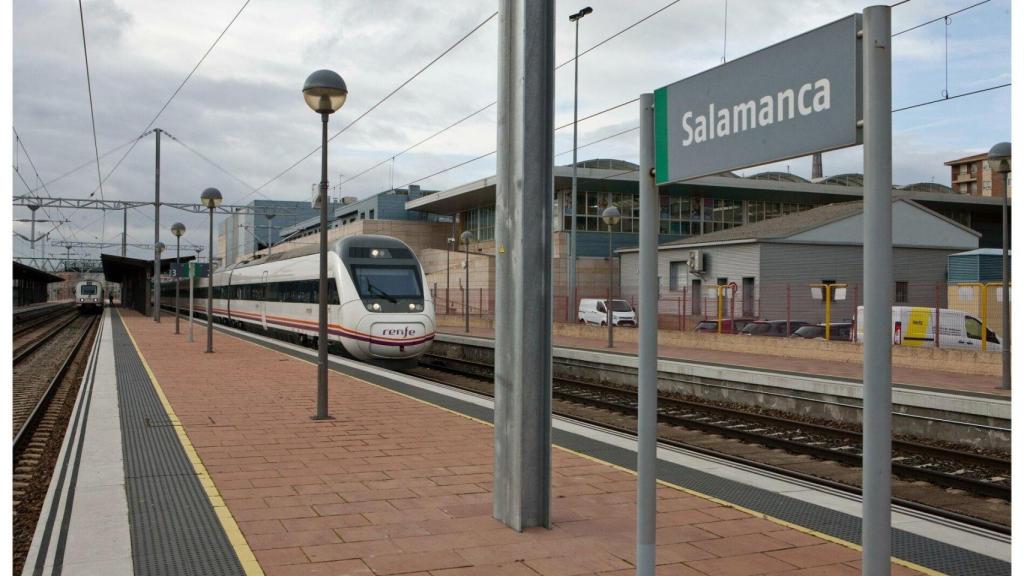 Un alvia en la estación de tren de Salamanca