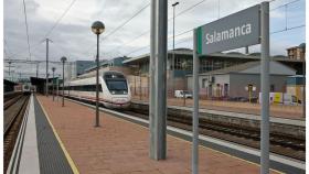 Un tren Alvia en la estación de tren de Salamanca