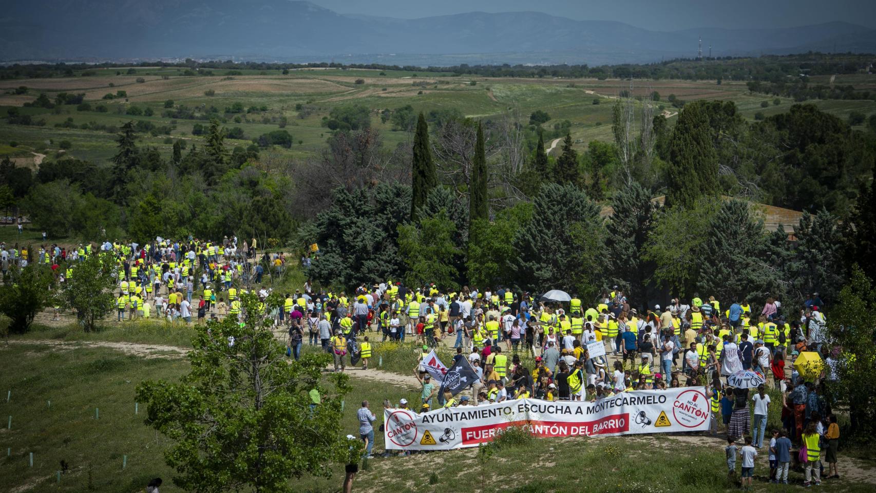 Manifestantes con pancartas durante una protesta en abril para exigir al Ayuntamiento que construya su cantón lejos de colegios y viviendas.