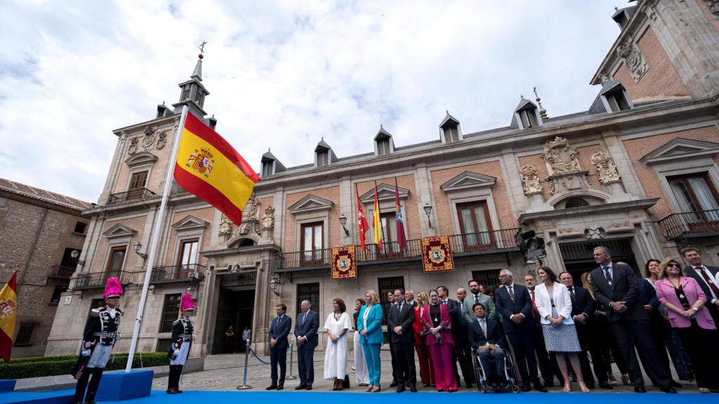 Vista general de las autoridades en el acto institucional en la plaza de la Villa organizado por el Ayuntamiento de Madrid con motivo del X aniversario de la proclamación del rey Felipe VI.