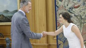 El Rey recibe el saludo de la presidenta de la Comunidad de Madrid, Isabel Díaz Ayuso
