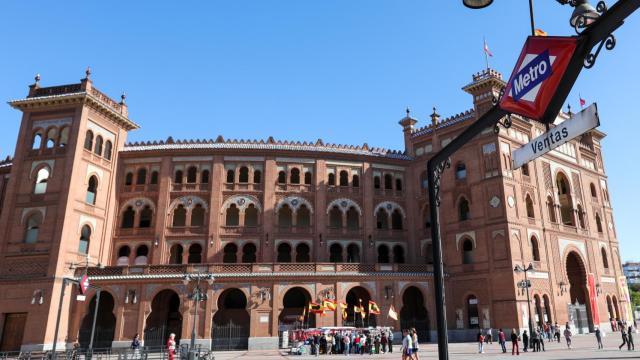 Exterior de la Plaza de Toros de las Ventas de Madrid, junto a la parada de Metro, en un imagen de archivo.