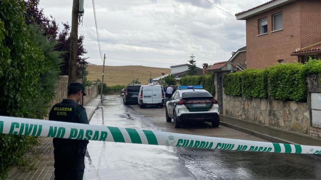 Agente y vehículos de la Guardia Civil en la calle Vicente Aleixandre, en Soto del Real, donde han hallado muertos a un hombre y una mujer.