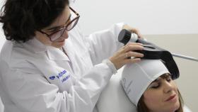 La doctora Victoria Fernández aplicando la neuroestimulación magnética