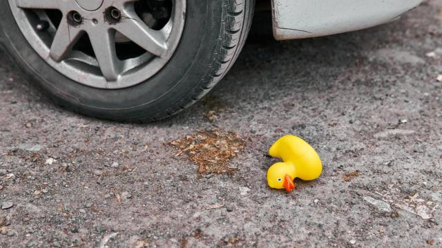 El fenómeno de los patitos de goma: qué hacer si te dejan uno encima de tu coche