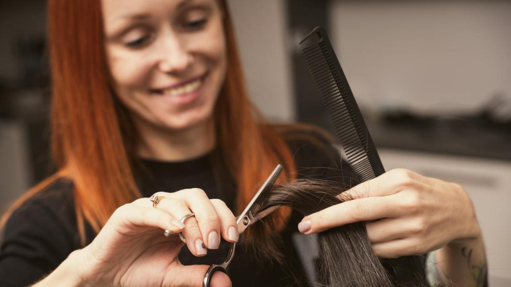 Peluquera cortando el cabello.