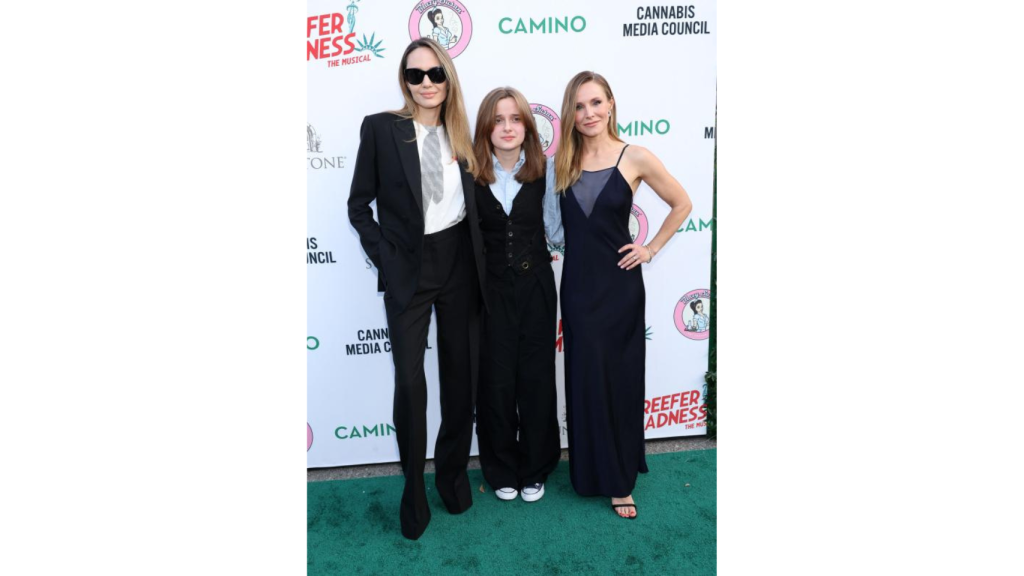 Angelina Jolie junto a su hija Vivienne y Kristen Bell en el estreno del musical en Los Ángeles