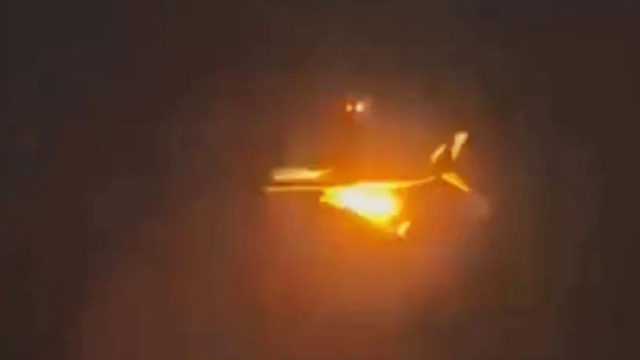 Imágenes del avión con el motor en llamas.