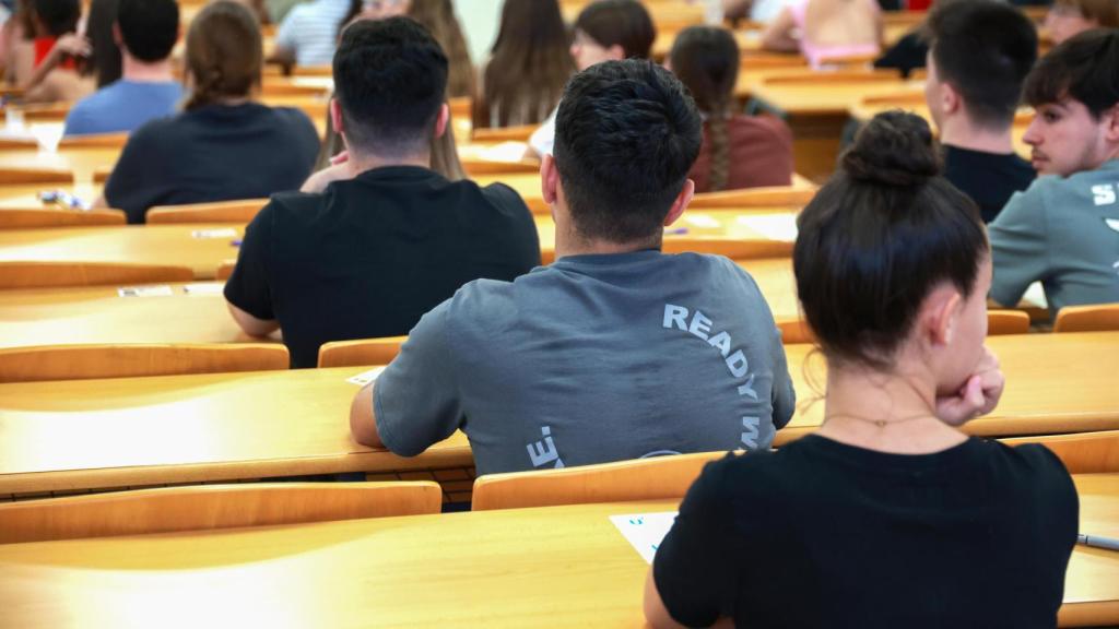 Alumnos en Sevilla durante los exámenes de Selectividad de 2024.