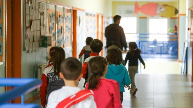 Imagen de archivo de niños entrando a un colegio.