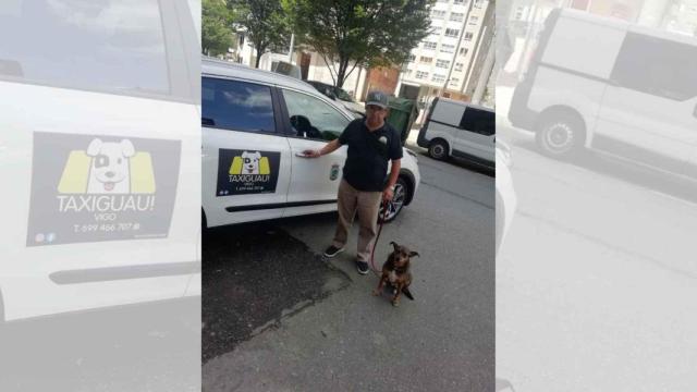 Benni Veloso con su taxi en Vigo.