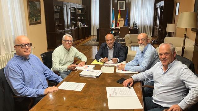 Reunión entre el sector ferroviario de CC.OO. y el subdelegado del Gobierno en Pontevedra, Abel Losada.