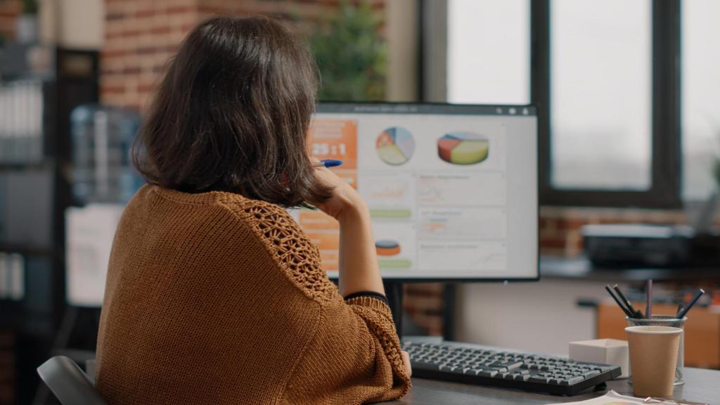 Una mujer analizando datos.