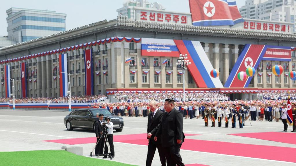 El líder norcoreano, Kim Jong Un, ha recibido en Pyongyang a Vladimir Putin.
