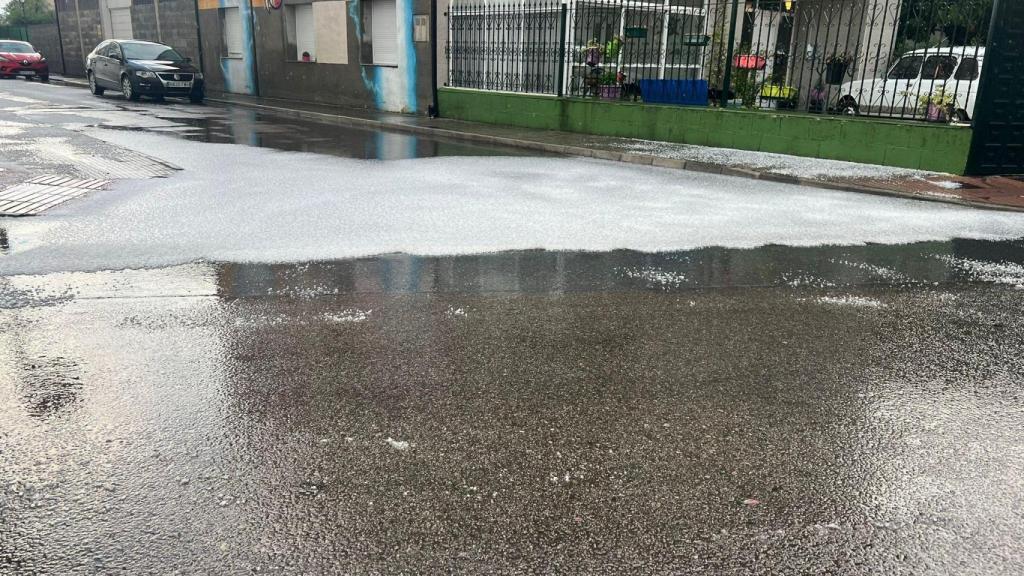 Así quedaron algunas calles horas después de la impresionante tormenta en Cacabelos