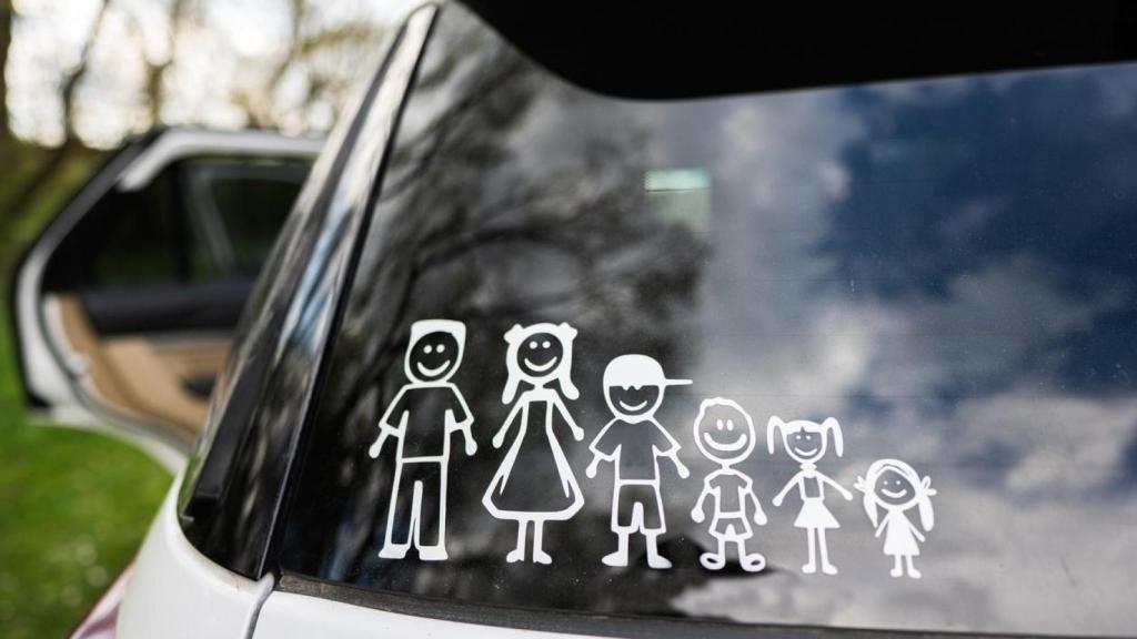 Pegatina de una familia en un coche.
